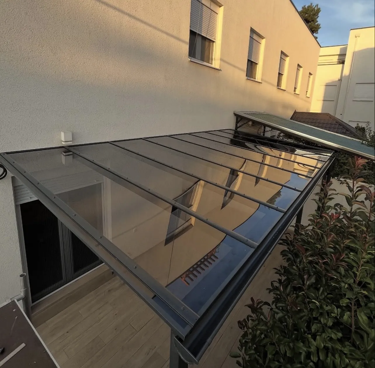 Stakleni krov terase sa refleksijom