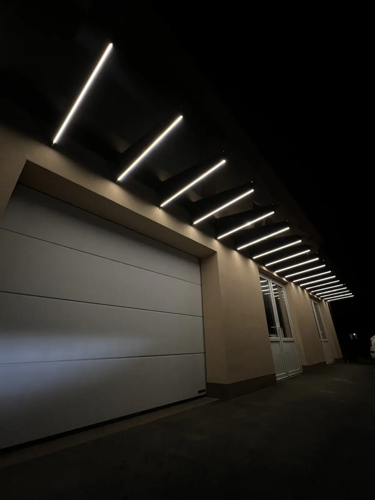 Nadstrešnica sa LED rasvetom nad garažom