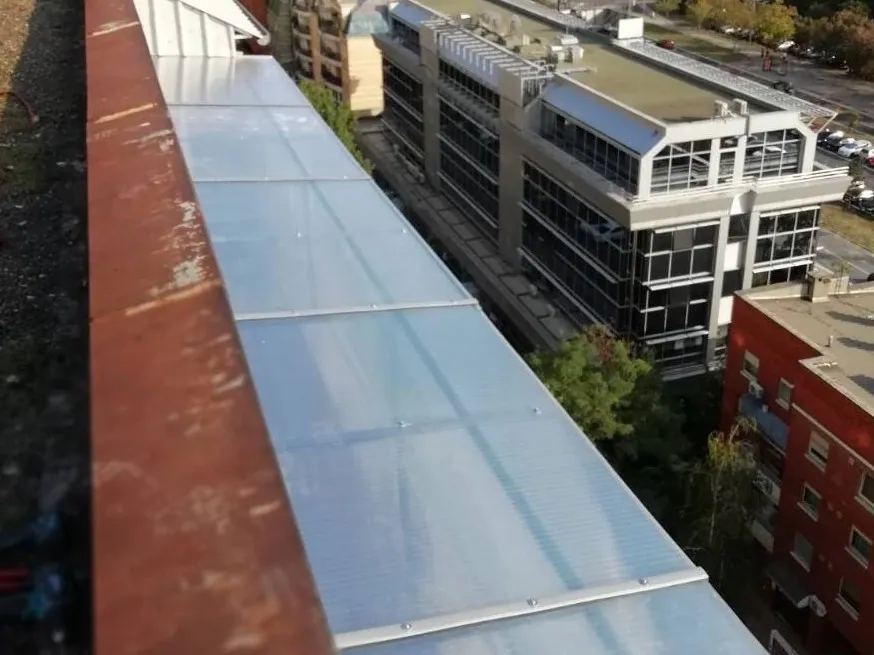 Nadstrešnica pokrivena leksanom