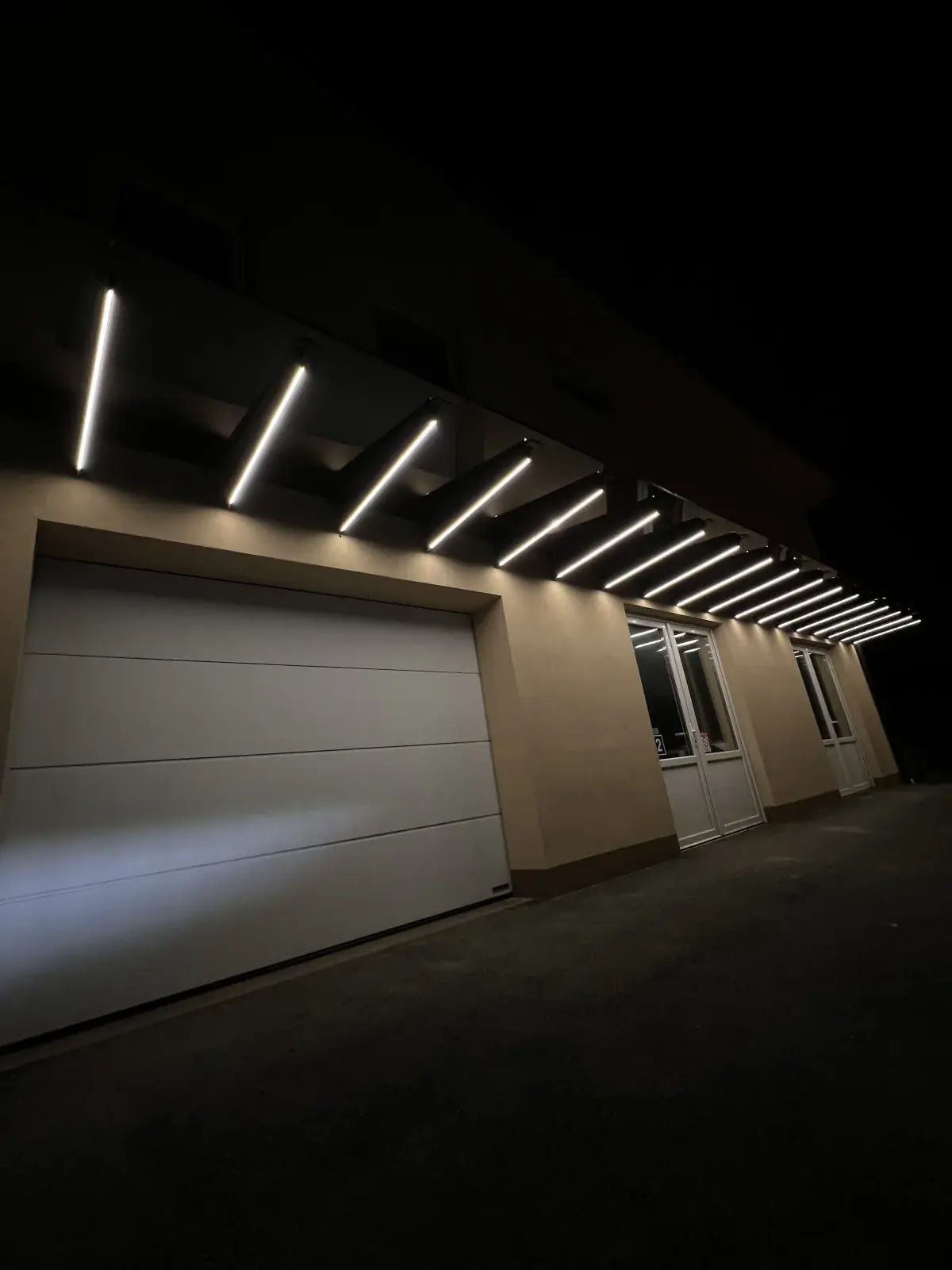 Nadstrešnica sa LED trakama — noćni prikaz