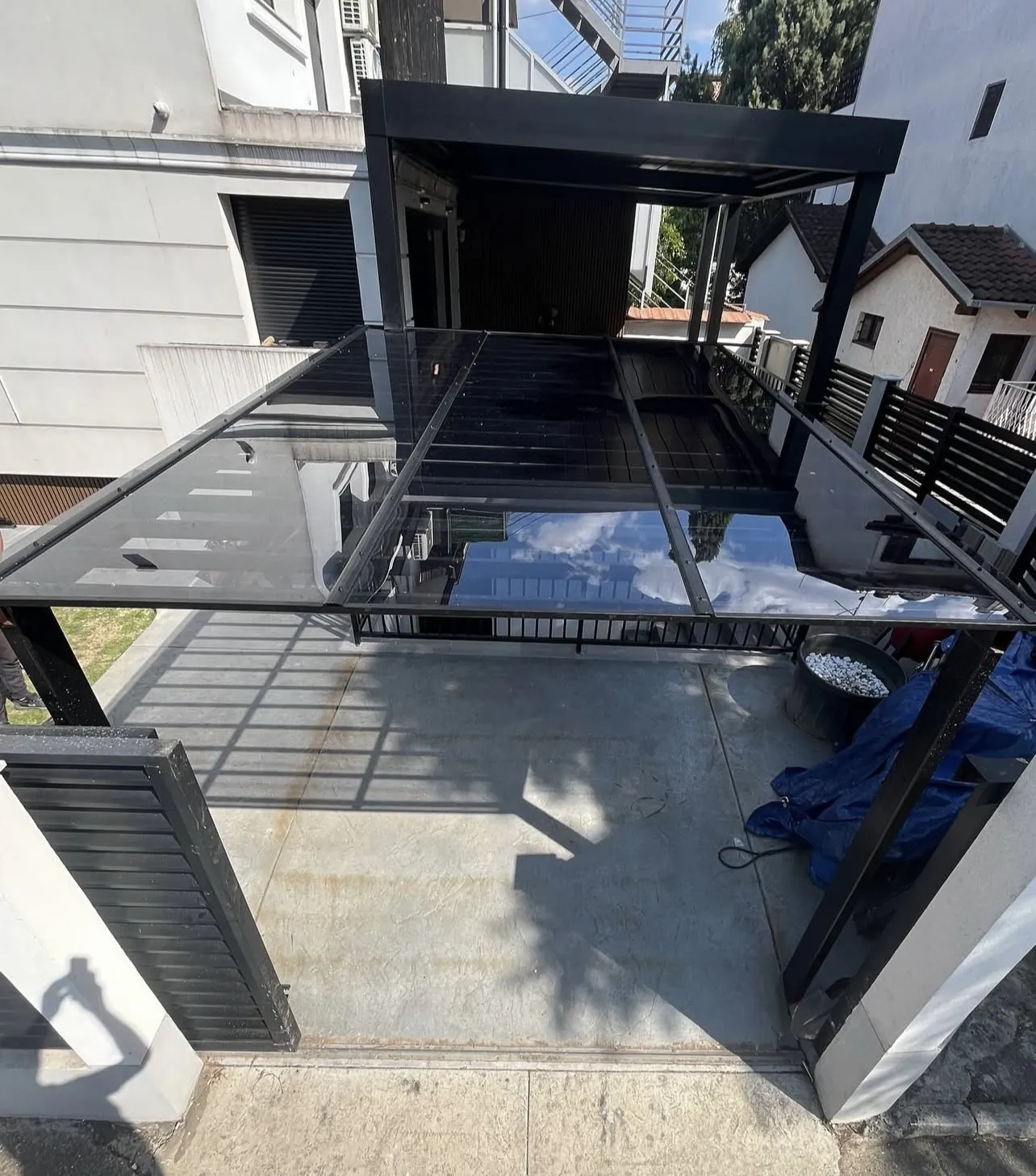 Stakleni krov parking nadstrešnice — pogled odozgo