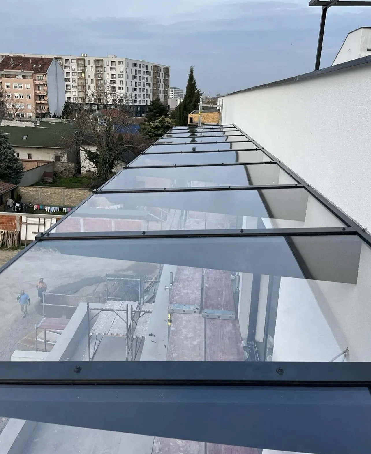Duga staklena nadstrešnica — pogled odozgo