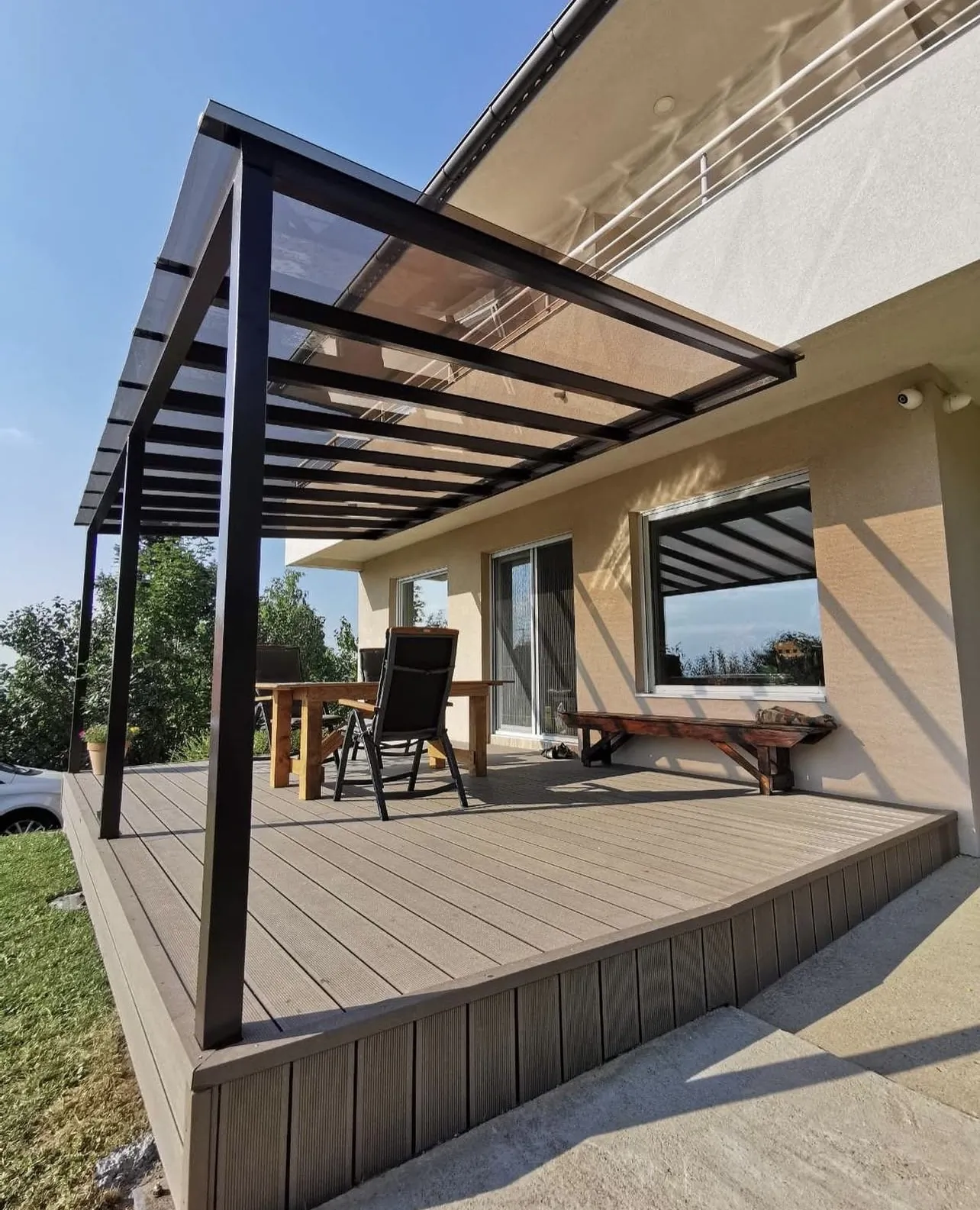 Pergola sa staklenim krovom nad decking terasom