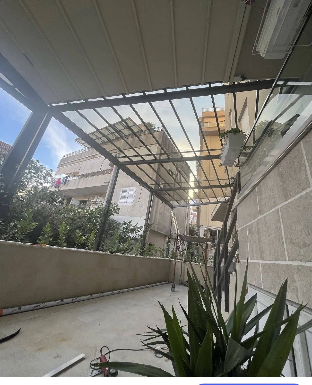 Staklena pergola na balkonu
