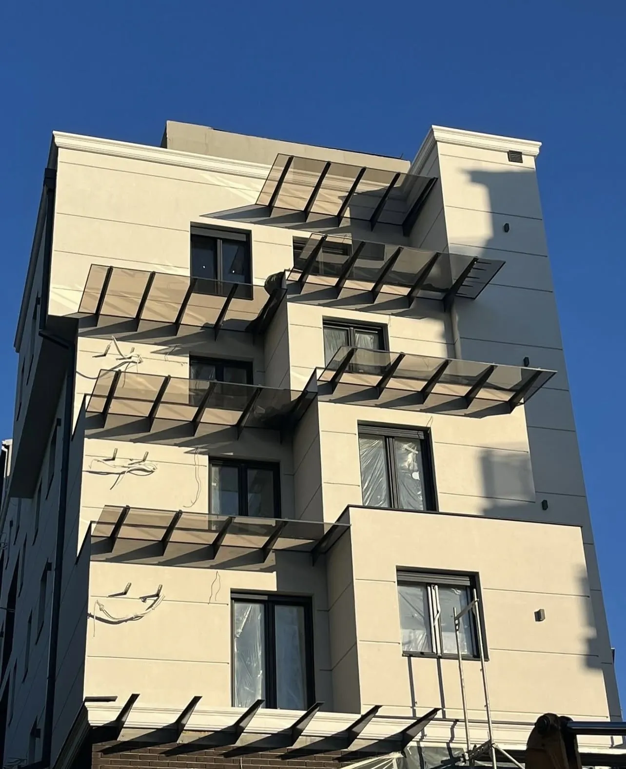 Nadstrešnice na balkonima stambene zgrade