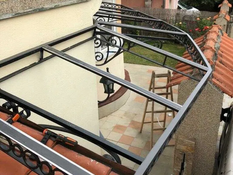 Polukružna nadstrešnica