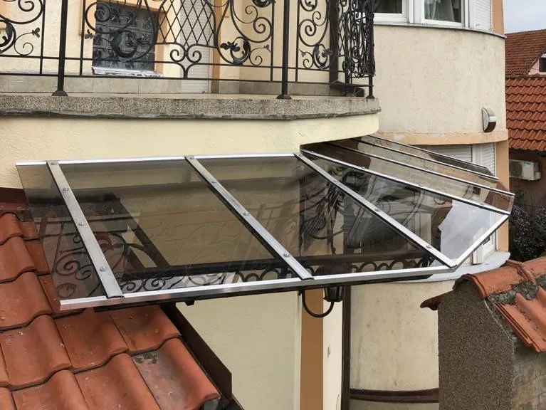 Nadstrešnica nad ulazom u objekat